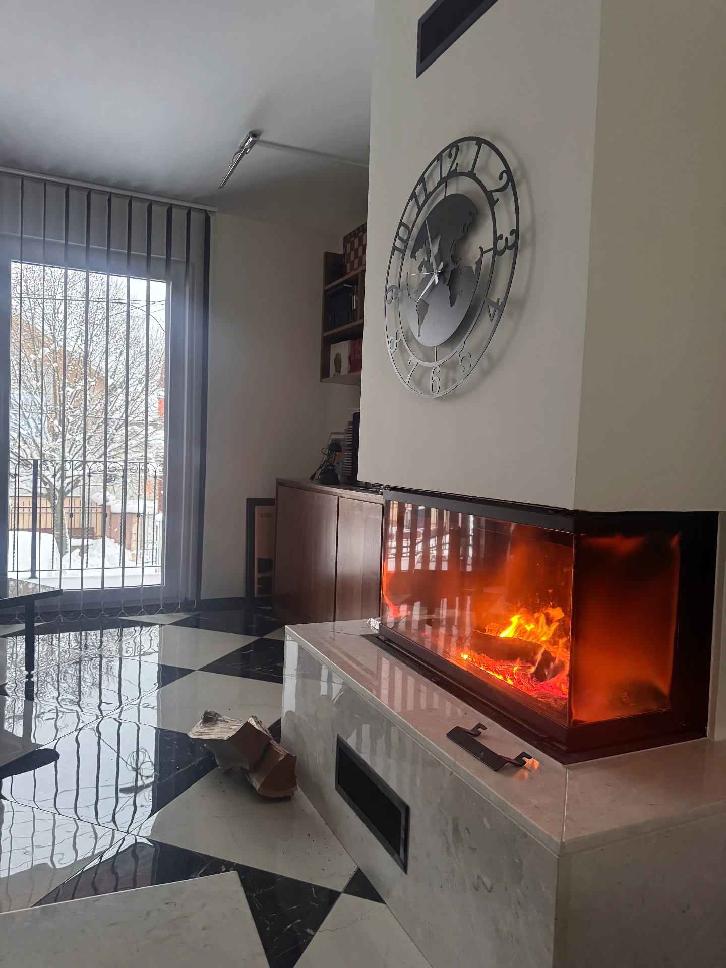 Kamin i mermerni pod