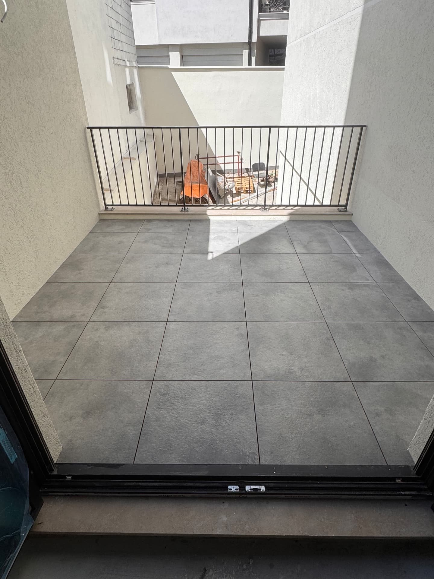 Balkon u sivom porcelanu