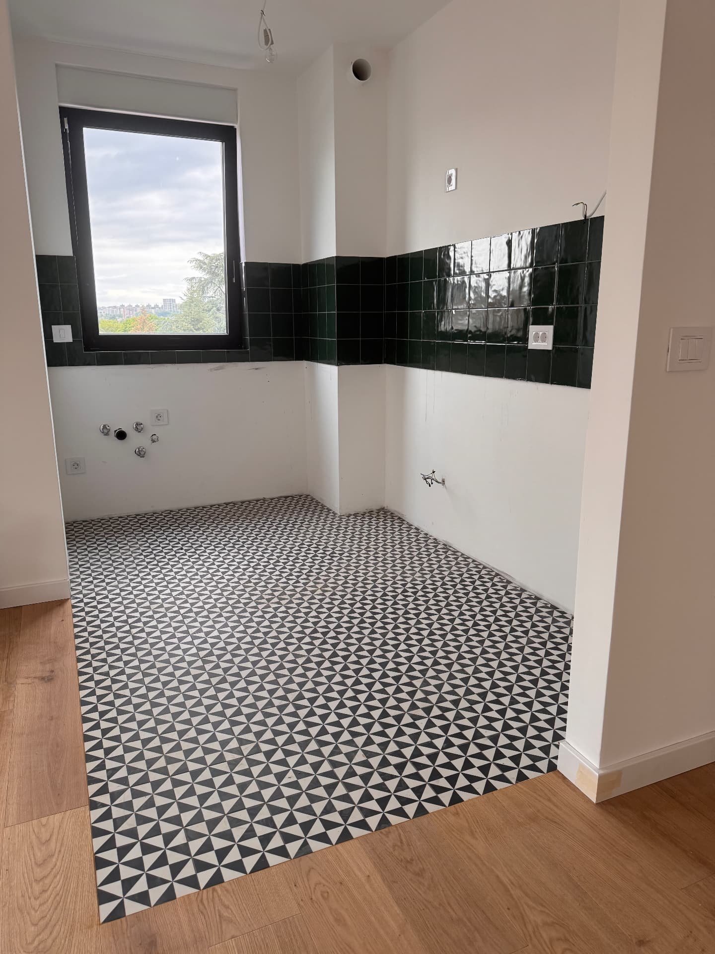 Kuhinjska zona sa dekorom